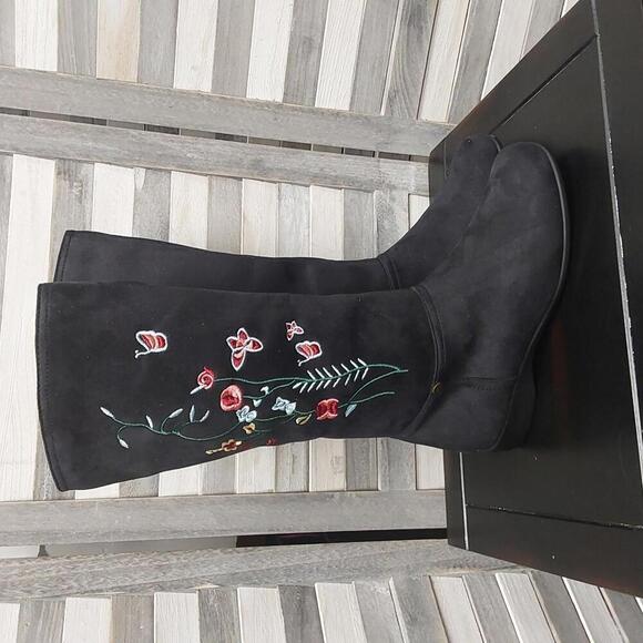 Chic Black Floral Embroidered Boots | 7M - Picture 1 of 7